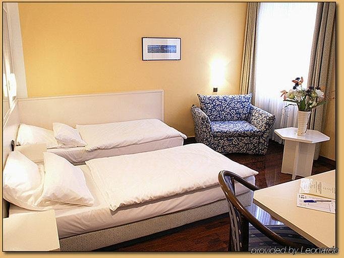 Фото Boutique 003 Koln am Dom