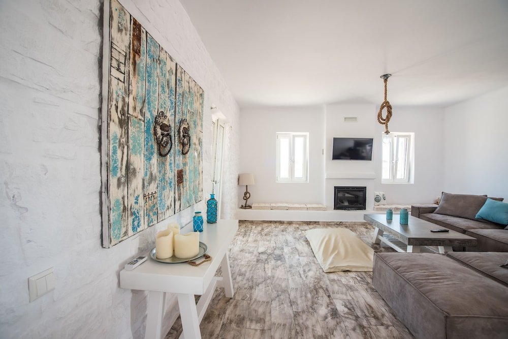 Фото Funky holiday home with pool, next to the beach by VillaRentalsgr