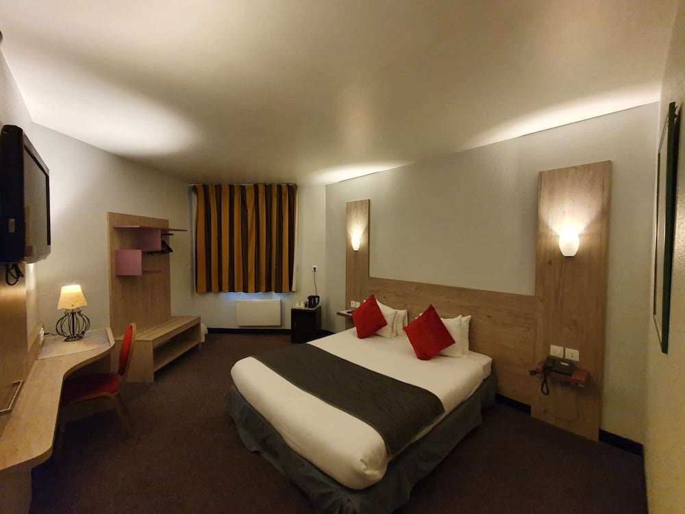 Фото Hotel Kyriad Saint Fargeau Ponthierry Apollonia