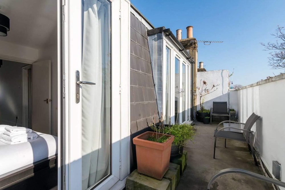 Фото Trendy 1br Home in Islington With Balcony!