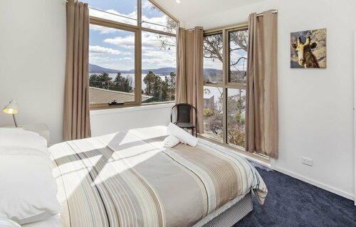 Гостиница 'Matilda' - Spacious & centrally located with great lake views
