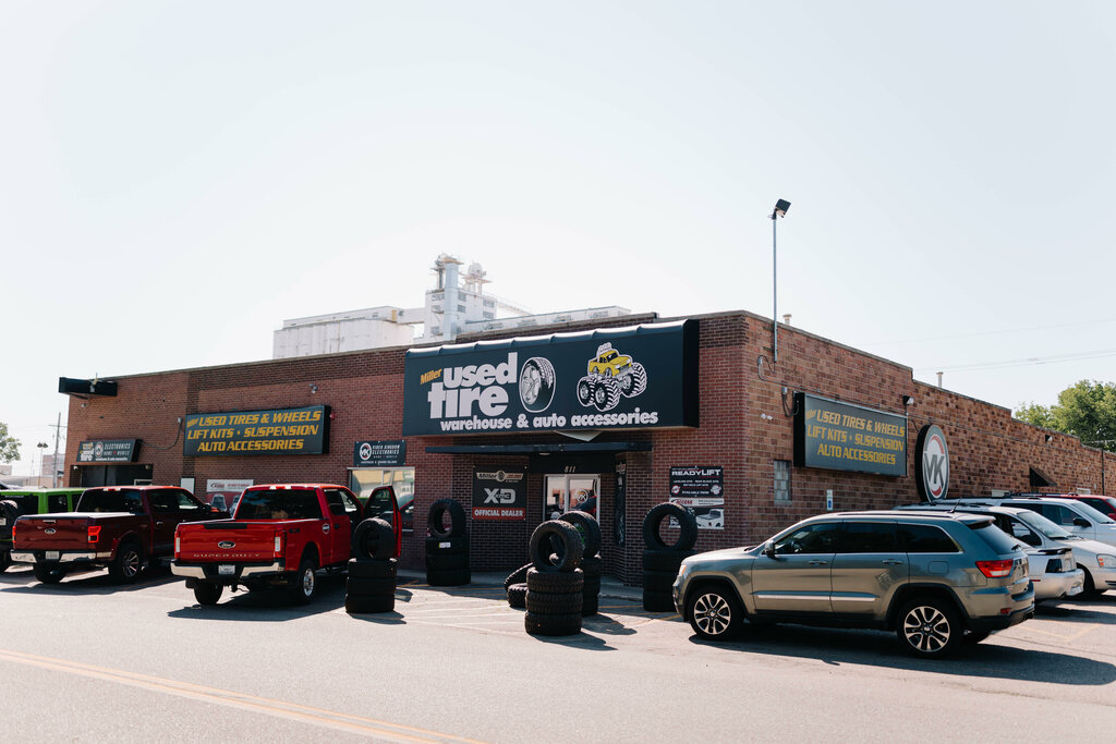 Экспресс-пункт замены масла Miller Used Tire Warehouse & Miller Vk Electronics, Гранд‑Айленд, фото