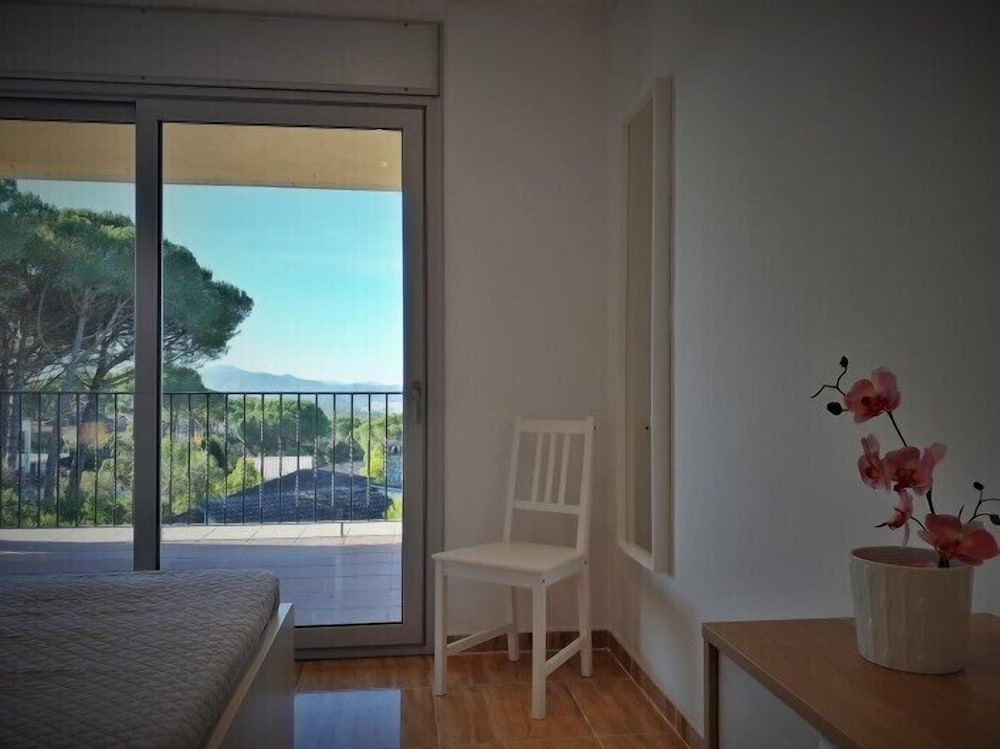 Фото Chalet con piscina y vistas a 10min de la playa de Blanes