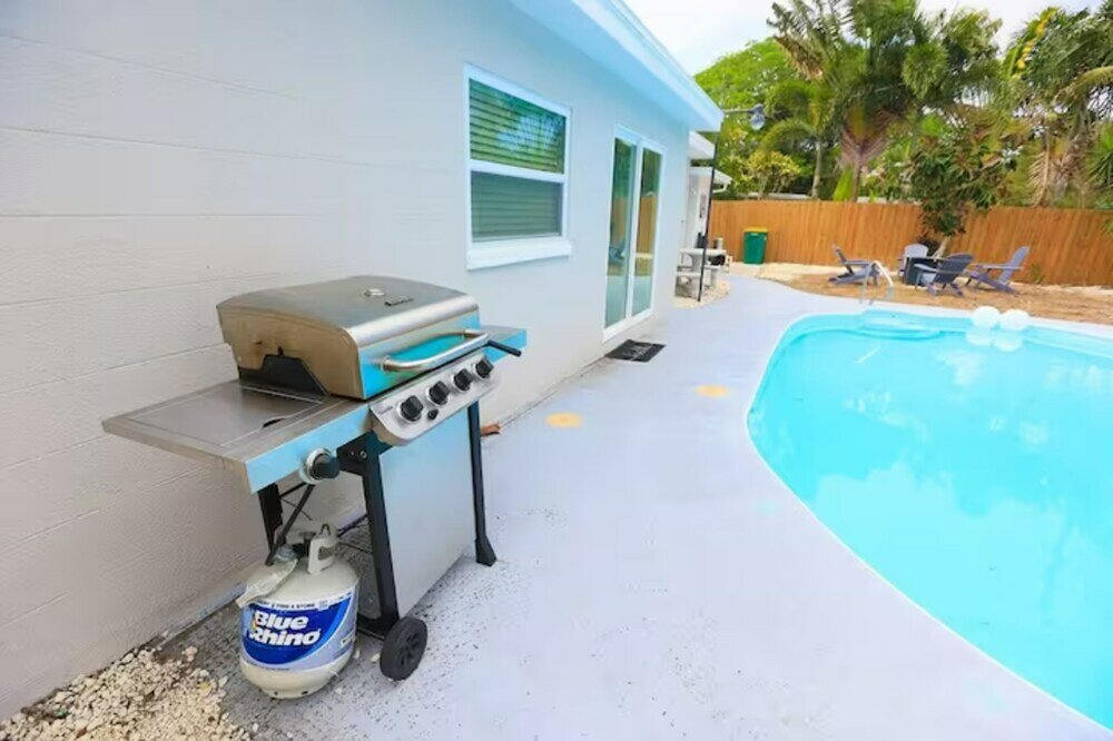 Фото New Mid Century Modern Largo Retreat