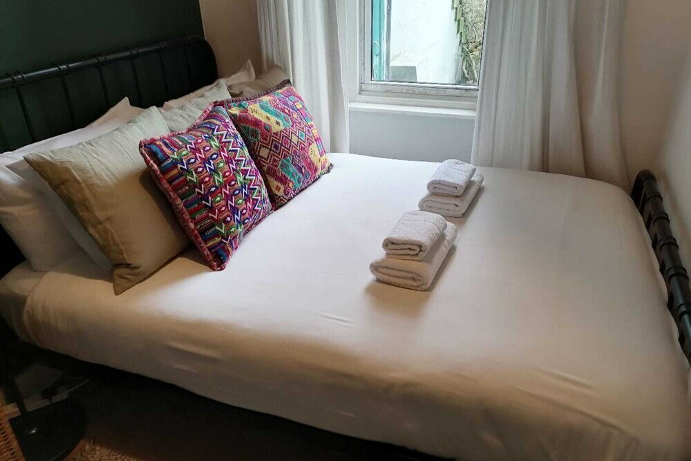 Фото Modern and Jazzy 2 Bedroom House in Edinburgh