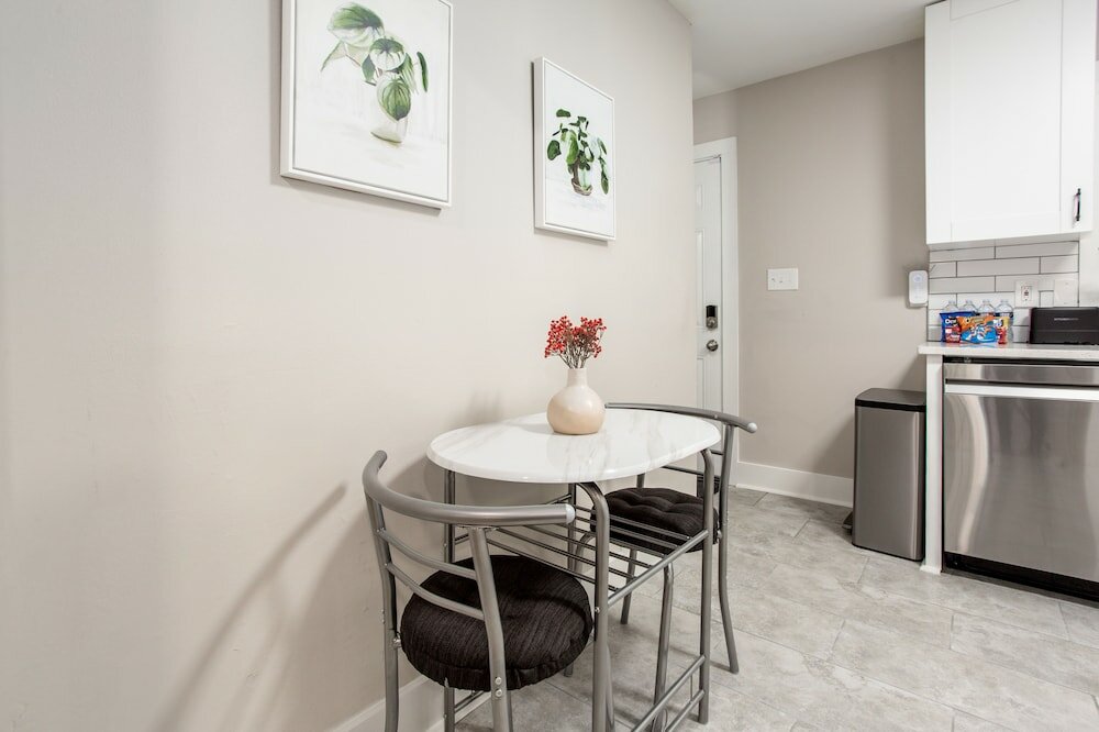 Фото The Gamer-4br Home-Near Everything Atl