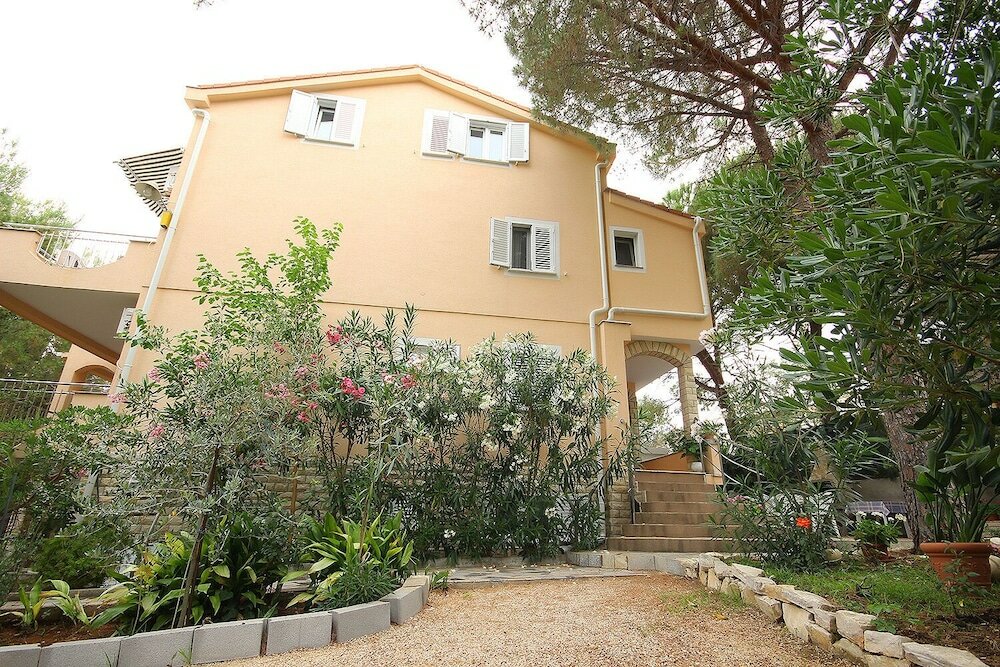 Фото Dino - Apartments With hot tub - A4