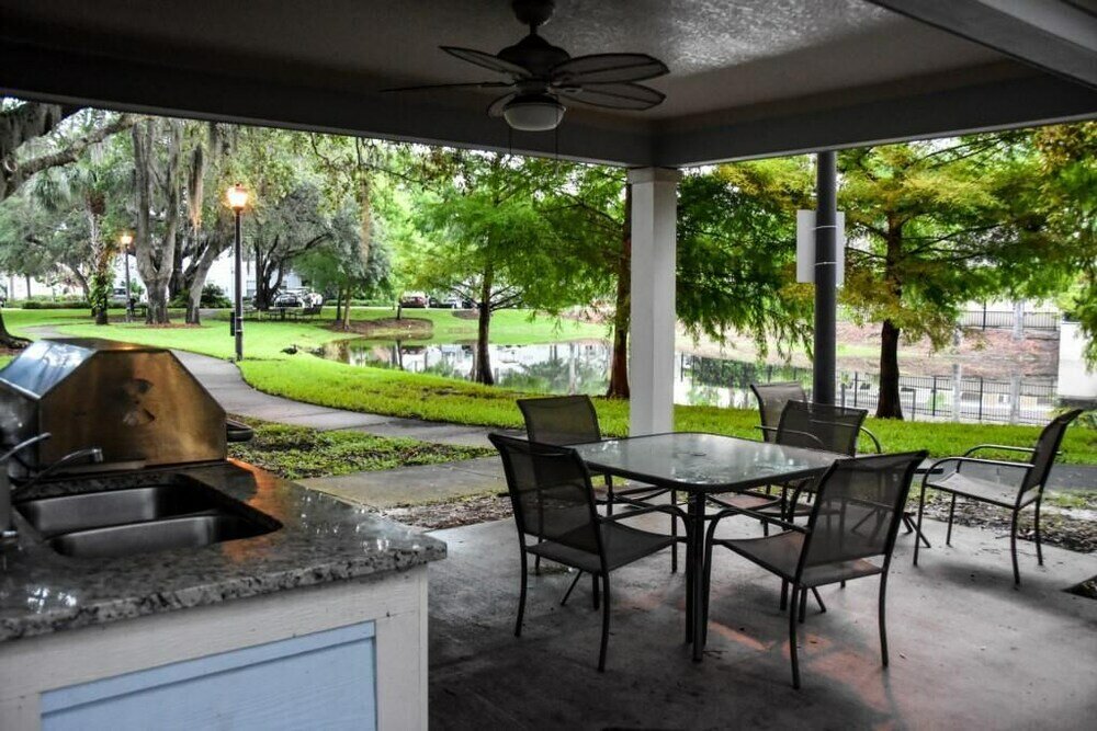 Фото Lucaya 3 Bedroom 2 Bath Townhome With Flat Screen TV