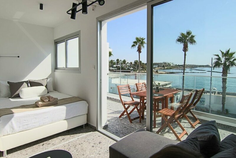Гостиница Phaedrus Living: Seaview Studio Suite Lighthouse 52 в Пафосе