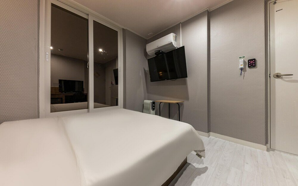 Фото Changwon Jinhae Hotel Lrui