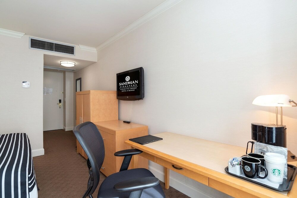 Фото Sandman Signature Vancouver Airport Hotel & Resort