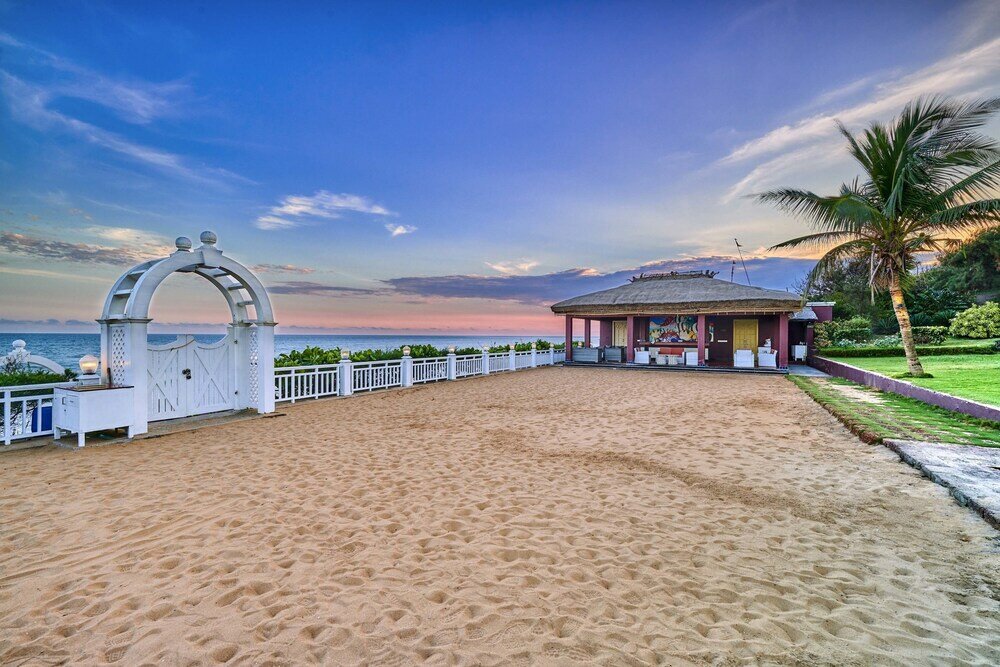 Фото Mayfair Palm Beach Resort