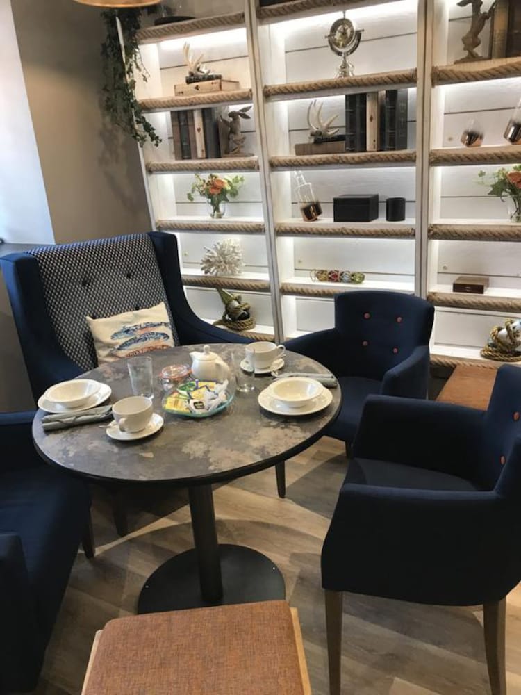 Фото The Estuary Bar and Rooms