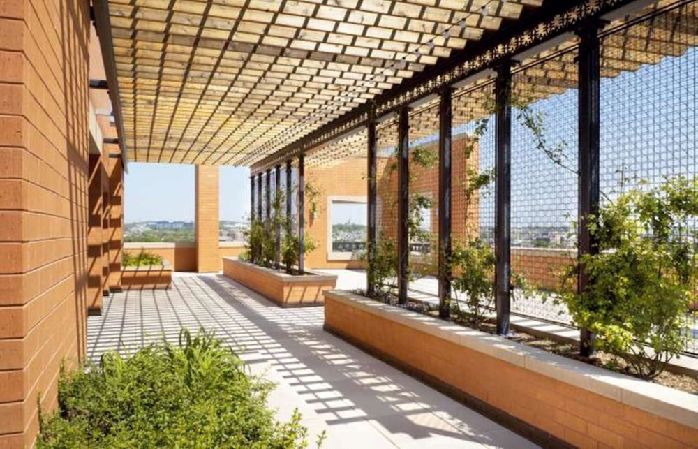 Фото Global Luxury Suites at The Convention Center