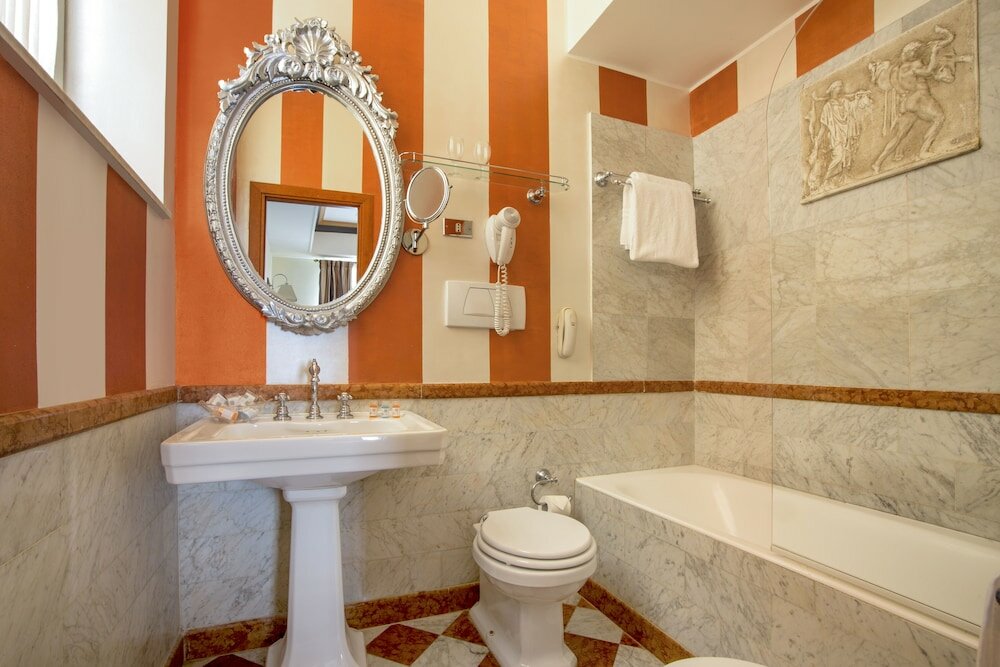 Фото Royal Court Hotel