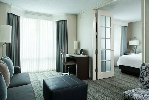 Гостиница Chicago Marriott Suites Downers Grove