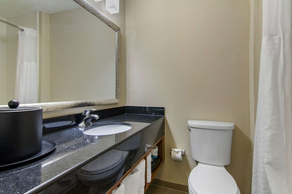 Фото Comfort Inn & Suites Kansas City - Northeast