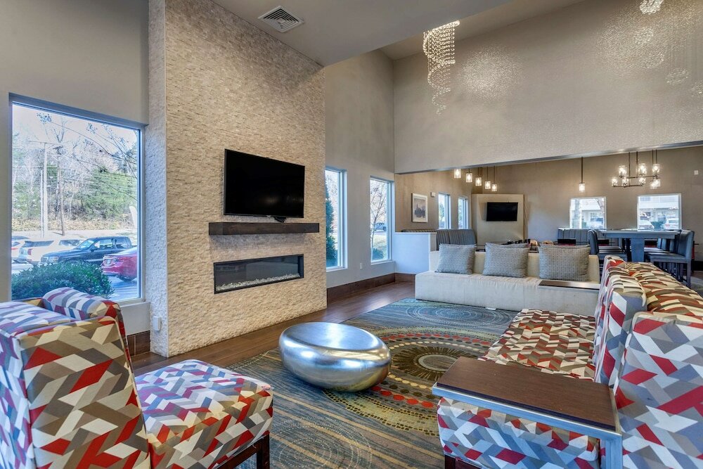 Фото Comfort Suites Airport