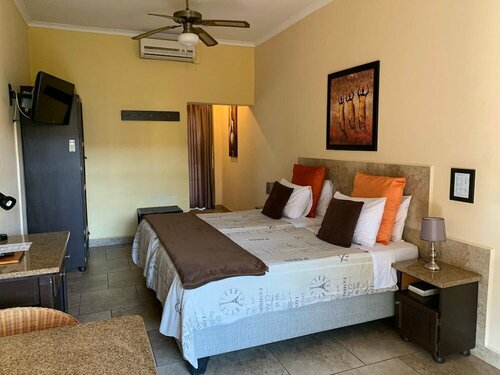 Гостиница Auberge Guest Lodge в Мбомбеле