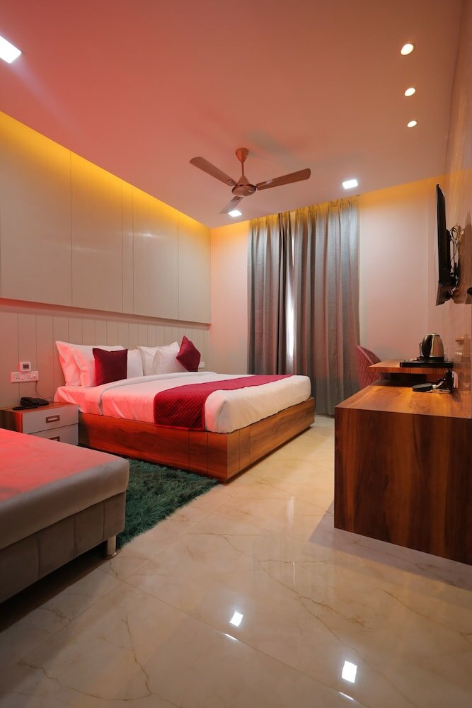 Фото Hotel Taj Crown Plaza