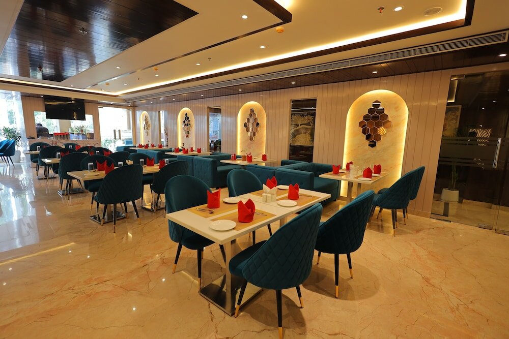 Фото Hotel Taj Crown Plaza