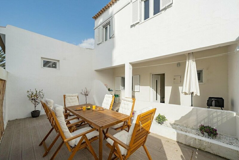 Гостиница Three-bed House With Private Patio in Quarteira