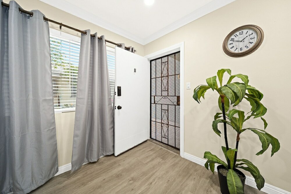 Фото Cozy n Serene 12mins to Downtown La