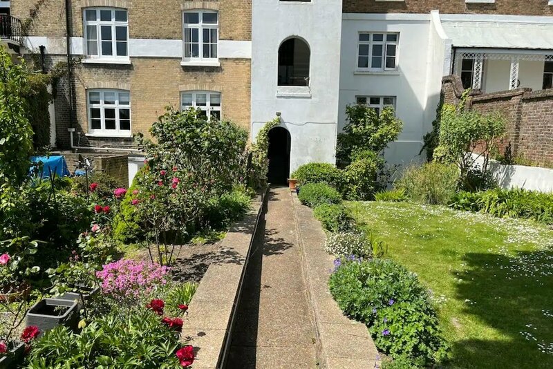 Гостиница Beautiful 2bd Flat With a Garden - East Brighton в Брайтоне
