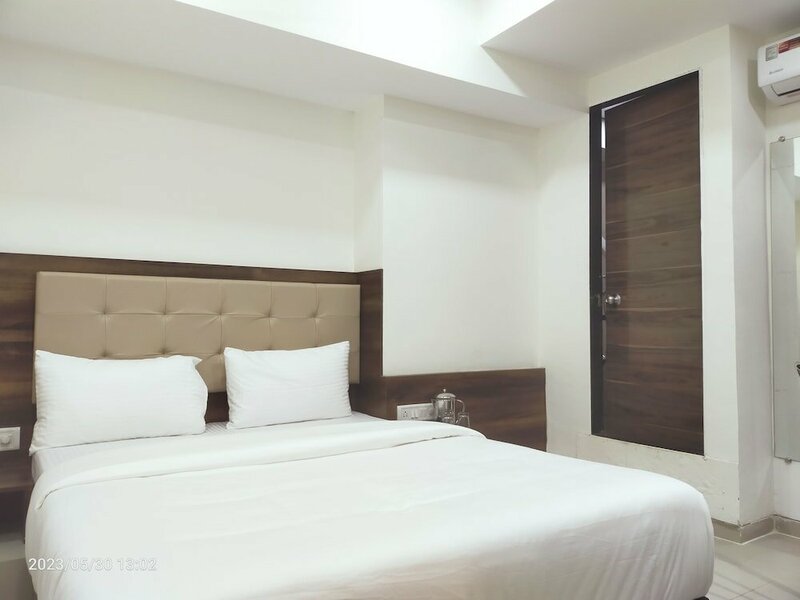 Гостиница Hotel Precious Pearl в Мумбаи