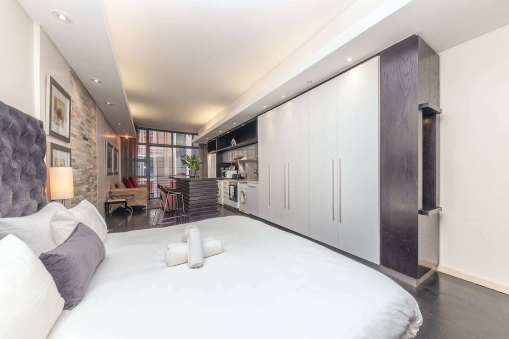 Фото Warm and Modern 1bd Apt in Cbd