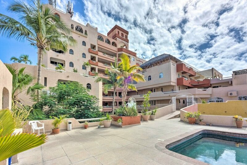 Гостиница Condo in Plaza Nautica 1 Mile to The Arch!