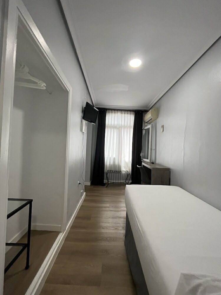 Фото Hostal Atenas