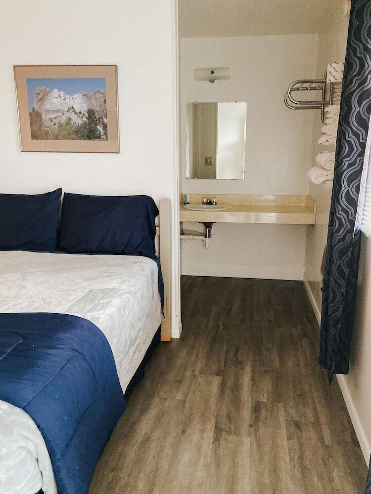 Фото The Redwood Motel