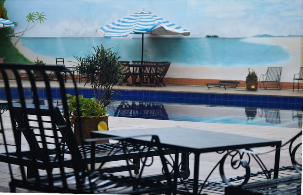 Hotel Finch & Sons, Earth, photo