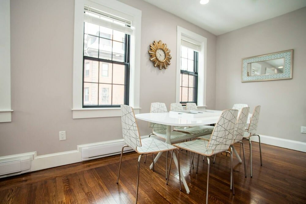 Фото Boston Back Bay Brand New Condo Sleeps 8