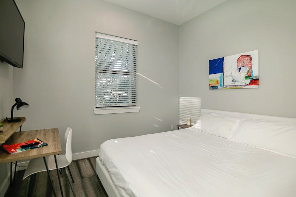 Фото Montrose Guesthouse Suites