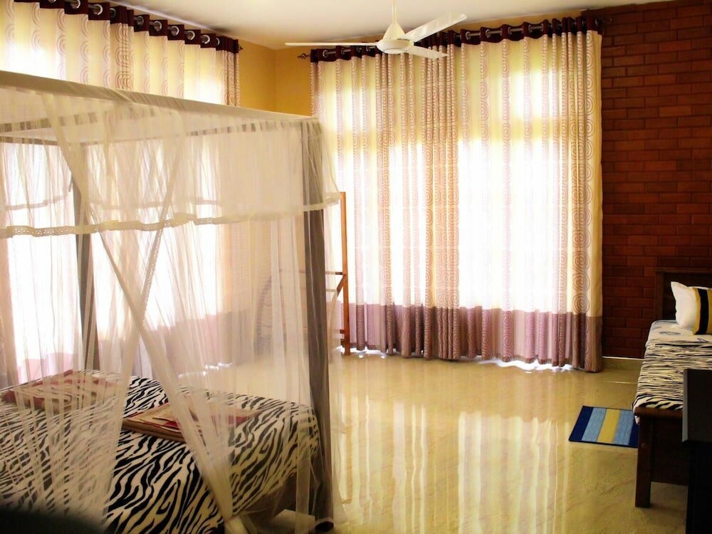 Фото Lizzie Villa Guest House