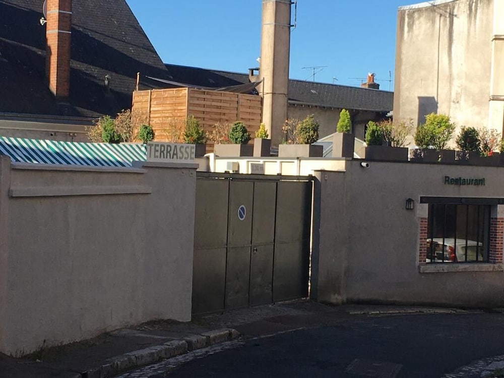 Фото Hôtel-Restaurant Le Monarque