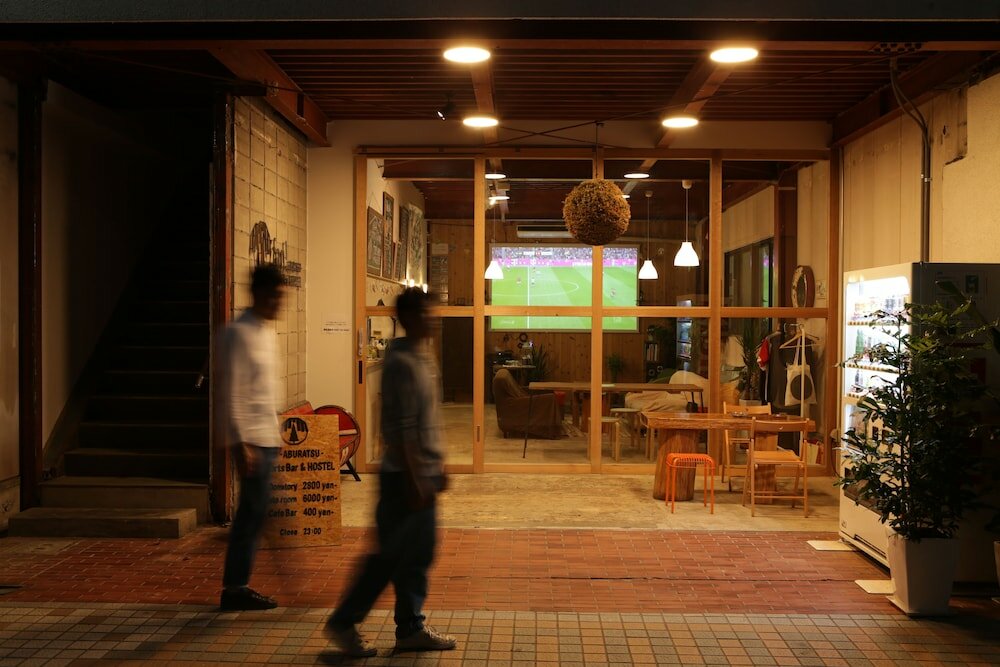 Фото Fan Aburatsu Sports Bar & Hostel