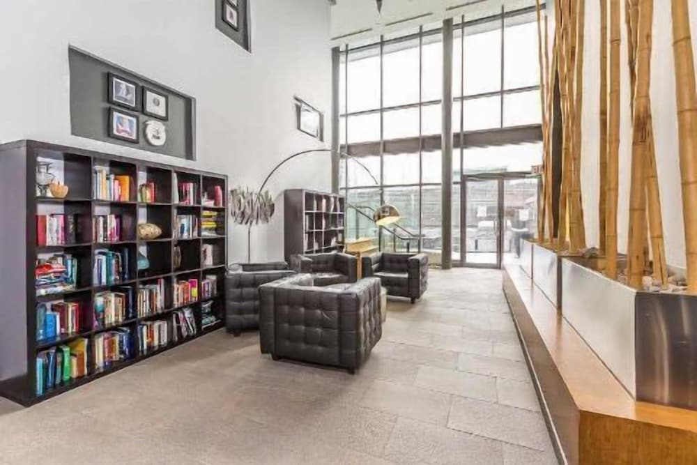 Фото Life Suites Rogers Centre