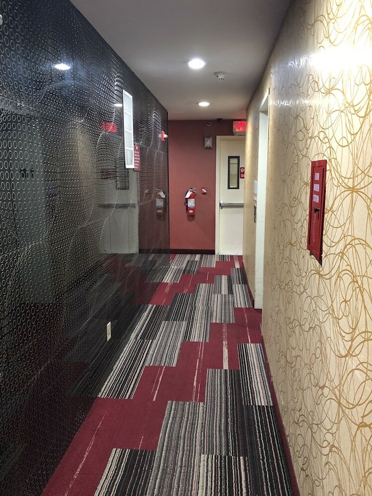 Фото Days Inn by Wyndham Brooklyn