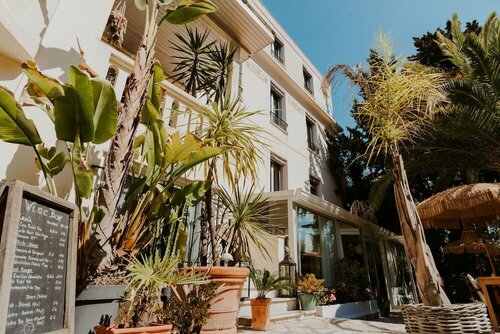 Гостиница Hotel Le Petit Castel в Антибе