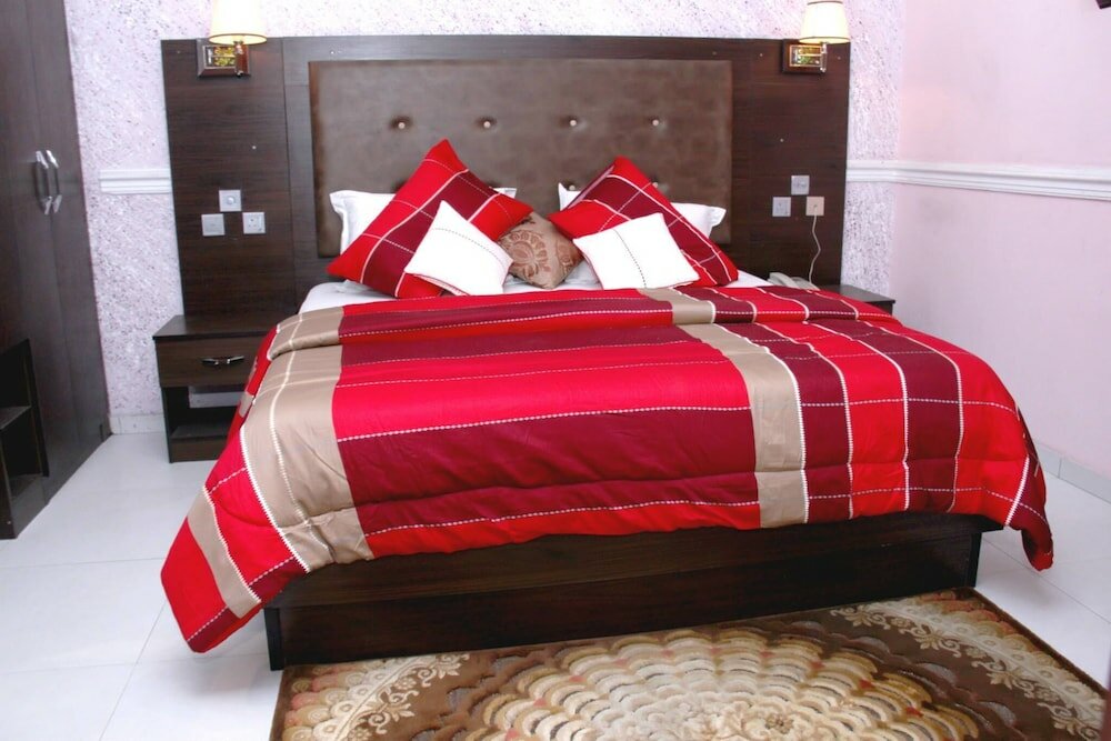 Фото Queensgate Continental Hotel and Suites