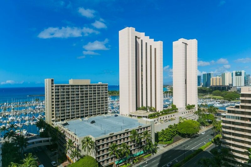 Гостиница Discovery Bay One Bedroom Condos with Kitchen & Free Wifi! в Гонолулу