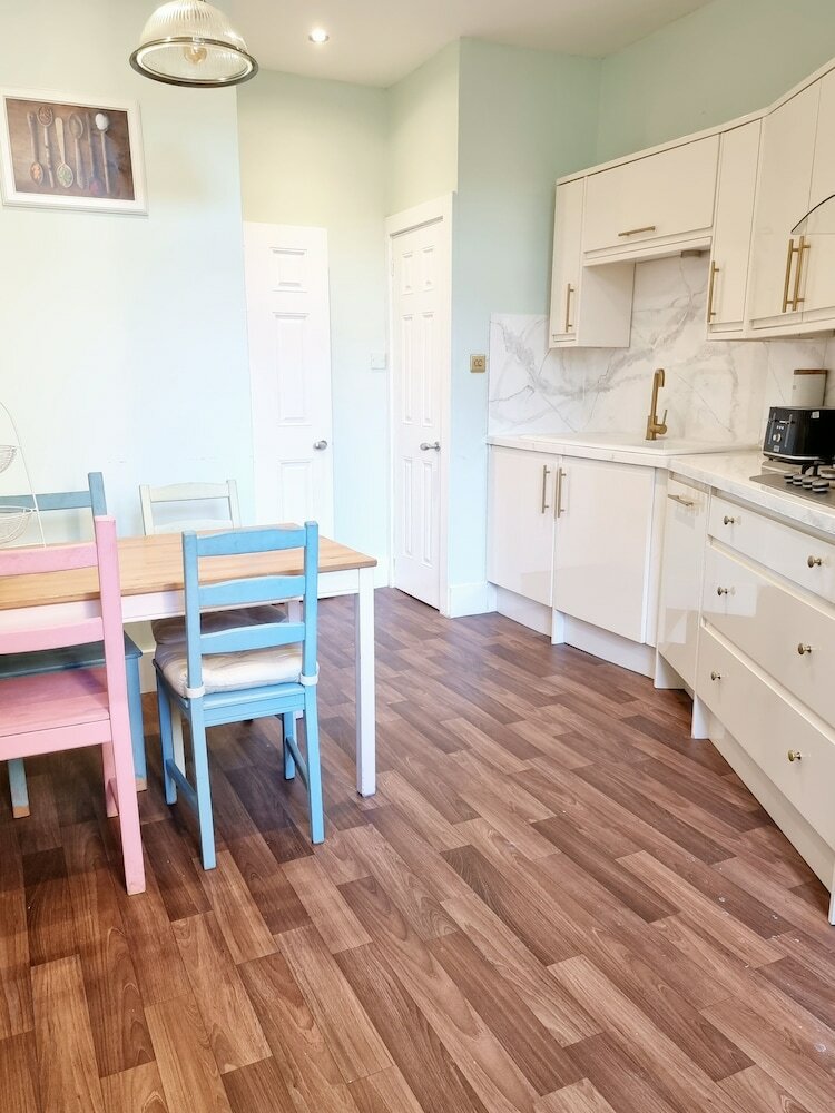 Фото Vibrant Spacious Apartment In West End