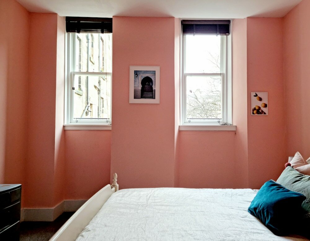 Фото Vibrant Spacious Apartment In West End