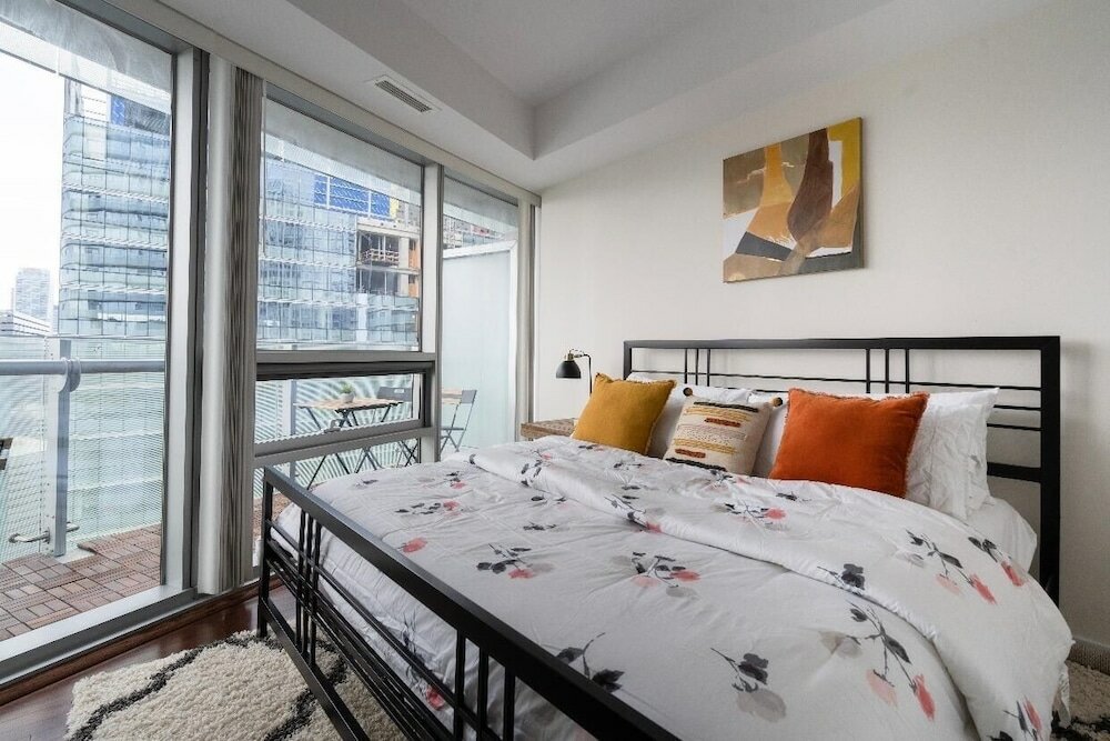 Фото Cn Tower Facing, Parking, King Bed