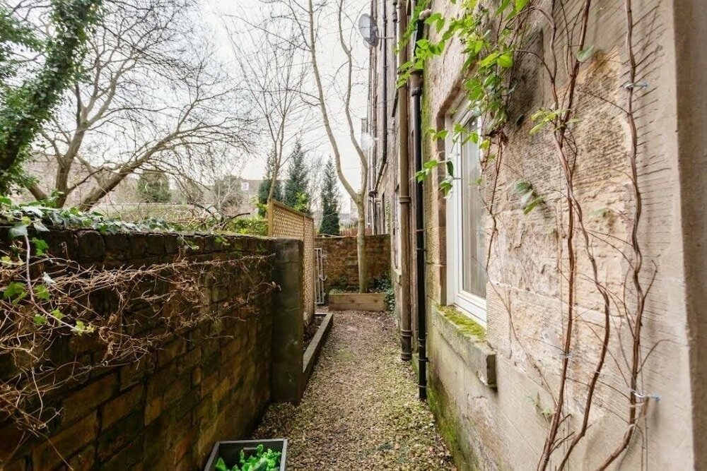 Фото Vibrant Spacious Apartment In West End