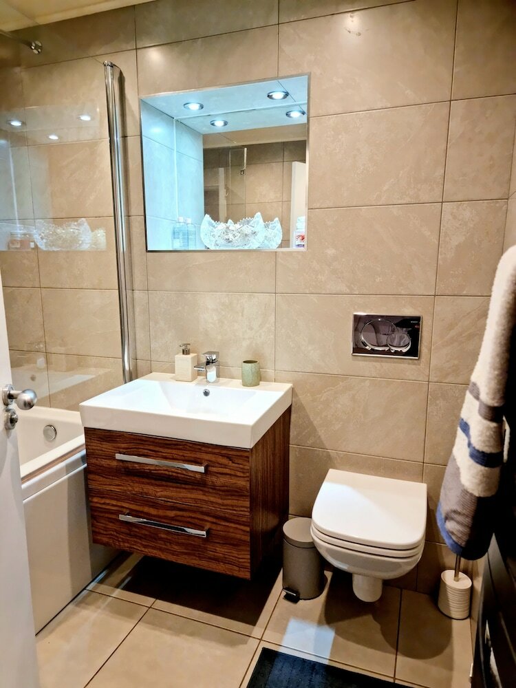 Фото Vibrant Spacious Apartment In West End