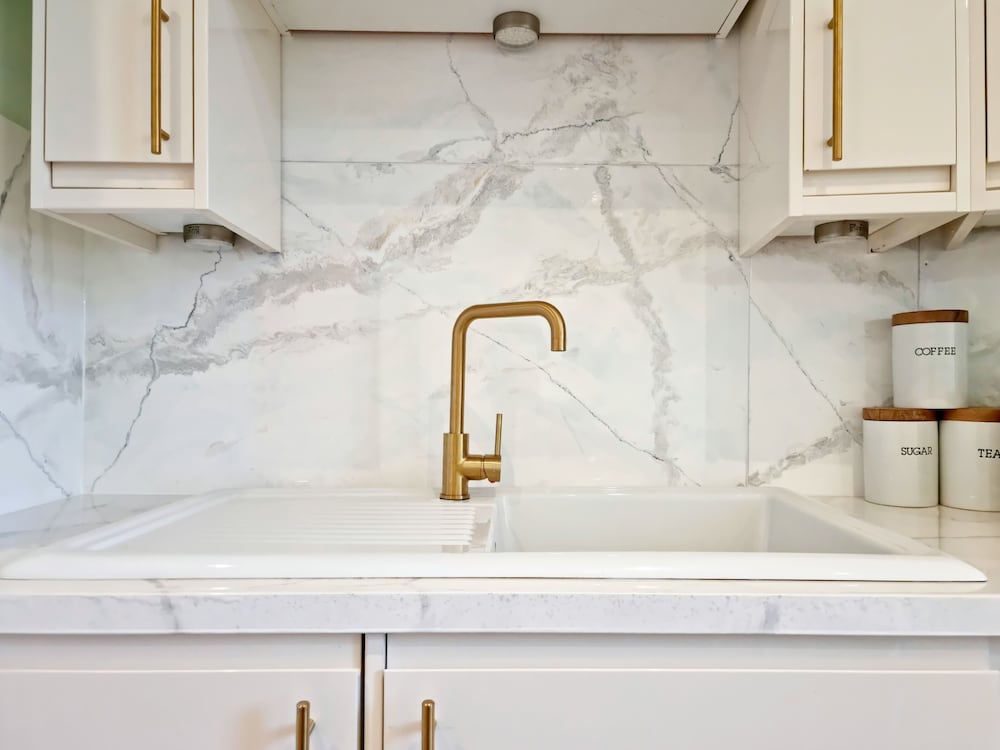 Фото Vibrant Spacious Apartment In West End